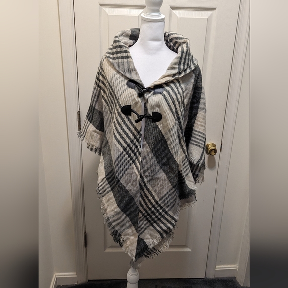 ACCESSORY ST NEW YORK Wrap Ruana NWT - Picture 1 of 5